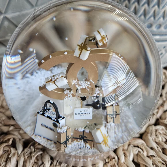 Chanel #5 Gorgeous  Snow Globe with Gold base - Picture 2 of 7